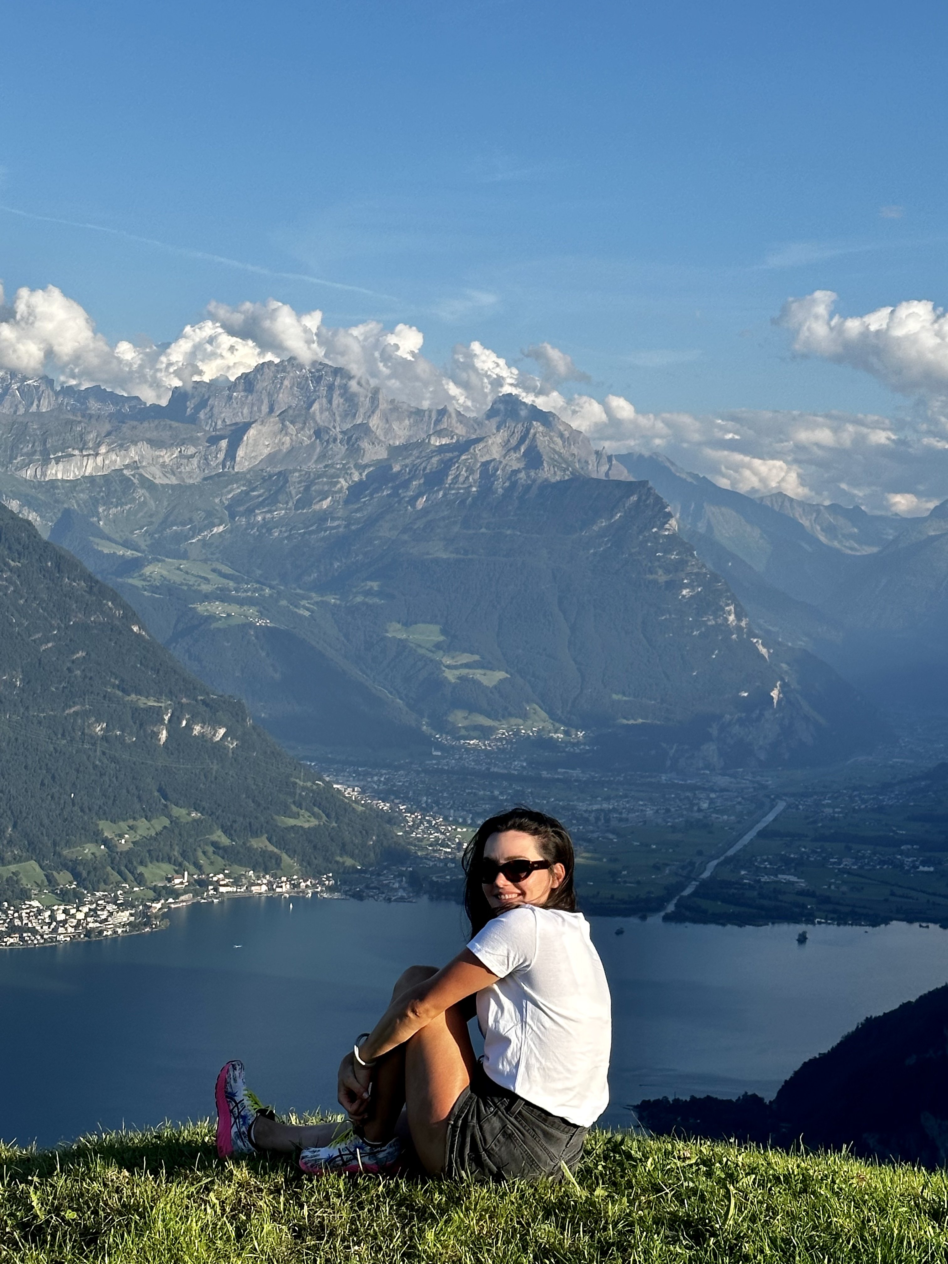 Nataliia beim Wandern in Seelisberg
